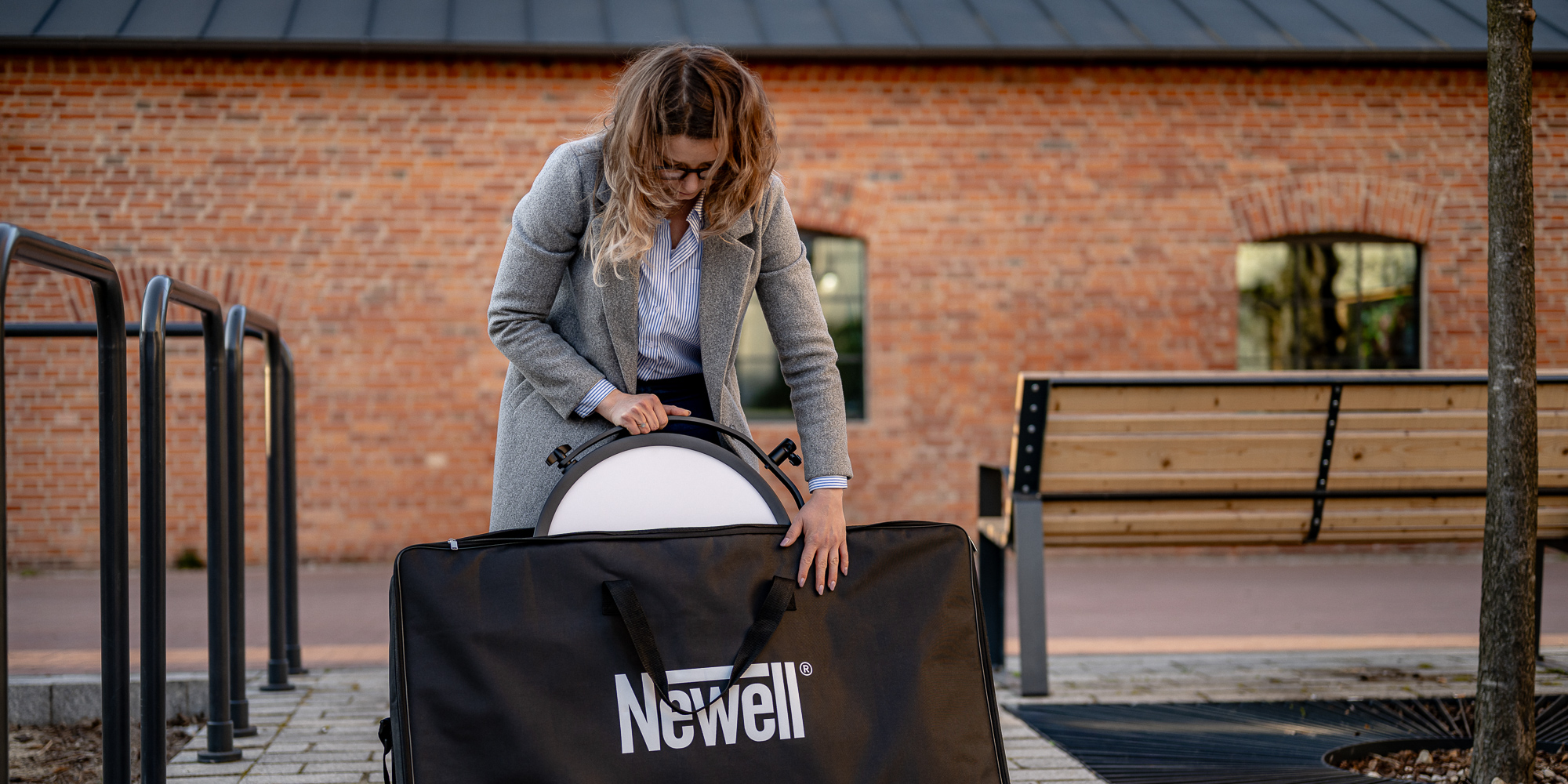 Zestaw Newell lampa LED Air Artha XL i statyw oświetleniowy Talos